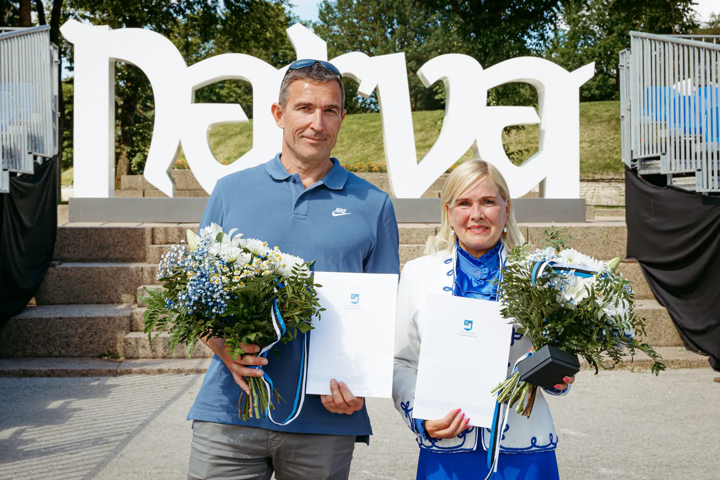 Мати Лиллиаллик и Эве Эаст получили высшую награду уезда в День победы в Нарве.