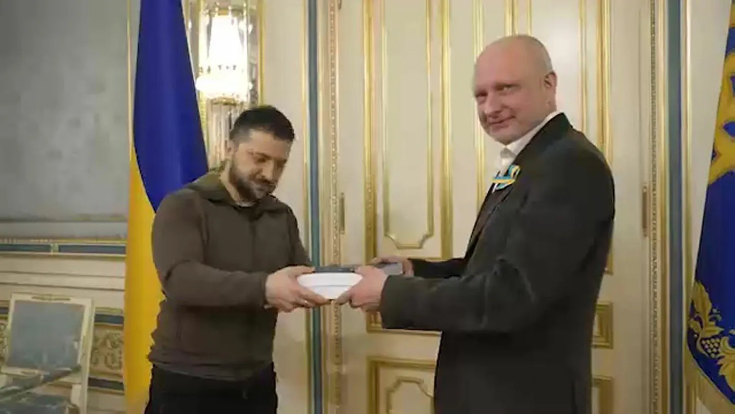 On 18. aprill 2022. Ukraina president Volodõmõr Zelenskõi annab Euroopa Liidu suursaadikule Ukrainas Matti Maasikale üle täidetud liitumisküsimustiku. Kümme päeva varem oli Euroopa Komisjoni president Ursula von der Leyen Ukraina presidendile selle küsimustiku andnud. 23. juunil 2022 andis Euroopa Ülemkogu Ukrainale Euroopa Liiduga ühinemise kandidaatriigi staatuse.