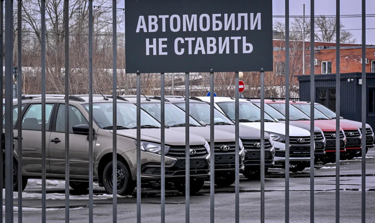 Лады стоят на стоянке автосалона в Тольятти.