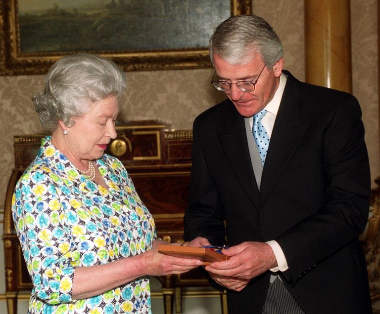 Kuninganna Elizabeth II annab peaminister John Majorile üle autiitli Companion of Honour (09.06.1999).