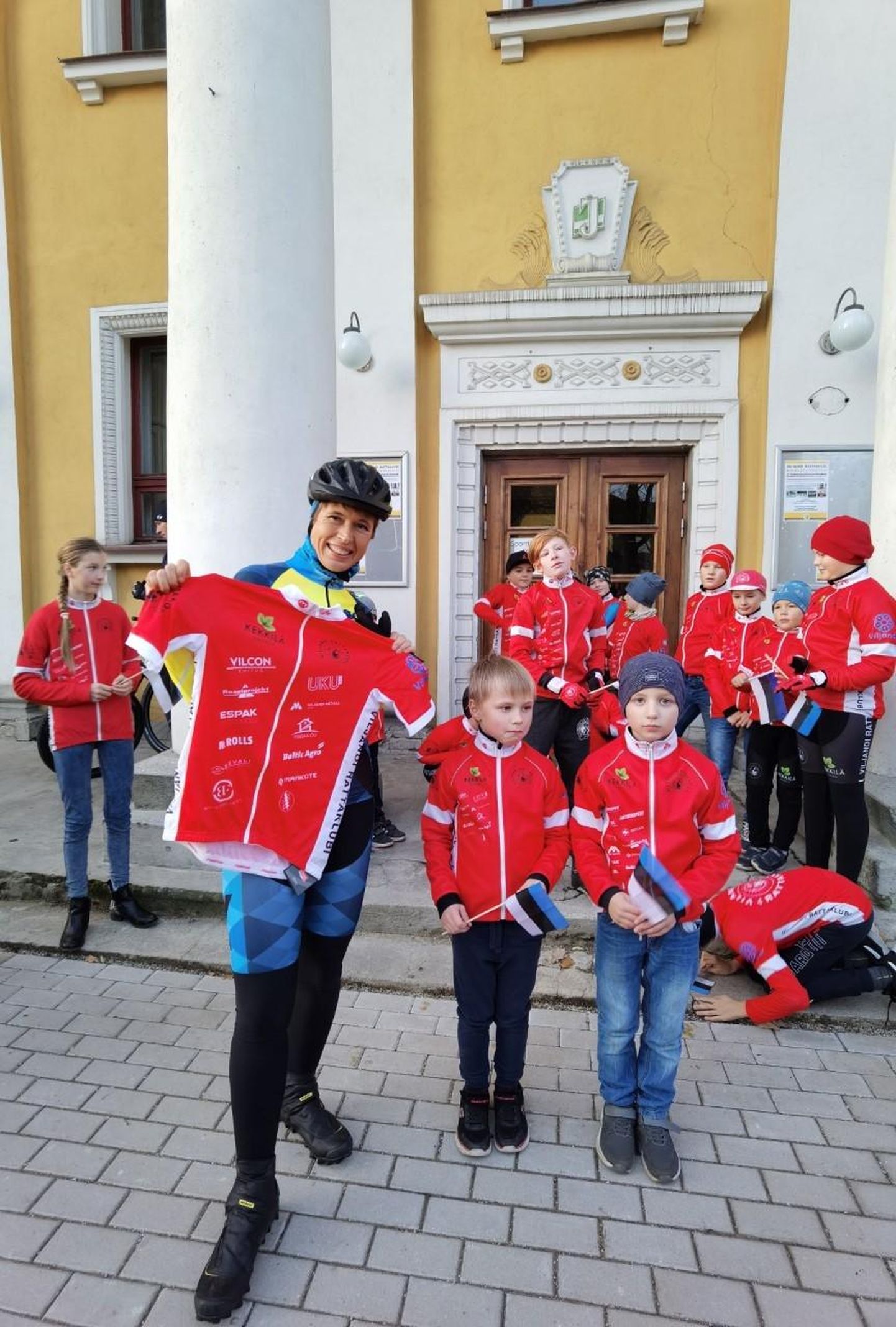 President Kersti Kaljulaid kohtus täna Viljandimaa rattaklubiga ning tegi nendega ka ühiselt trenni.