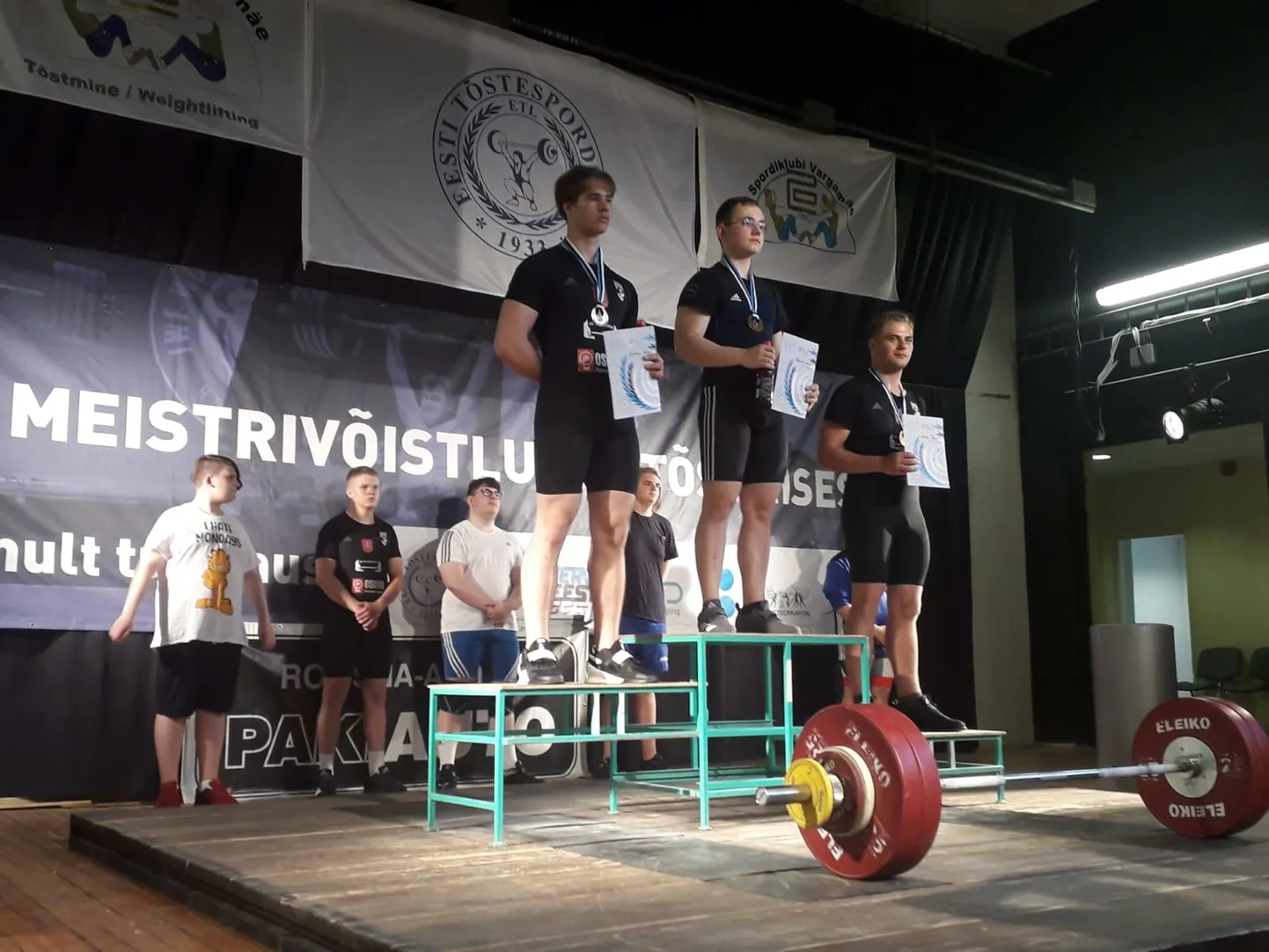 Reinhard Rebane pjedestaalil vasakul.
