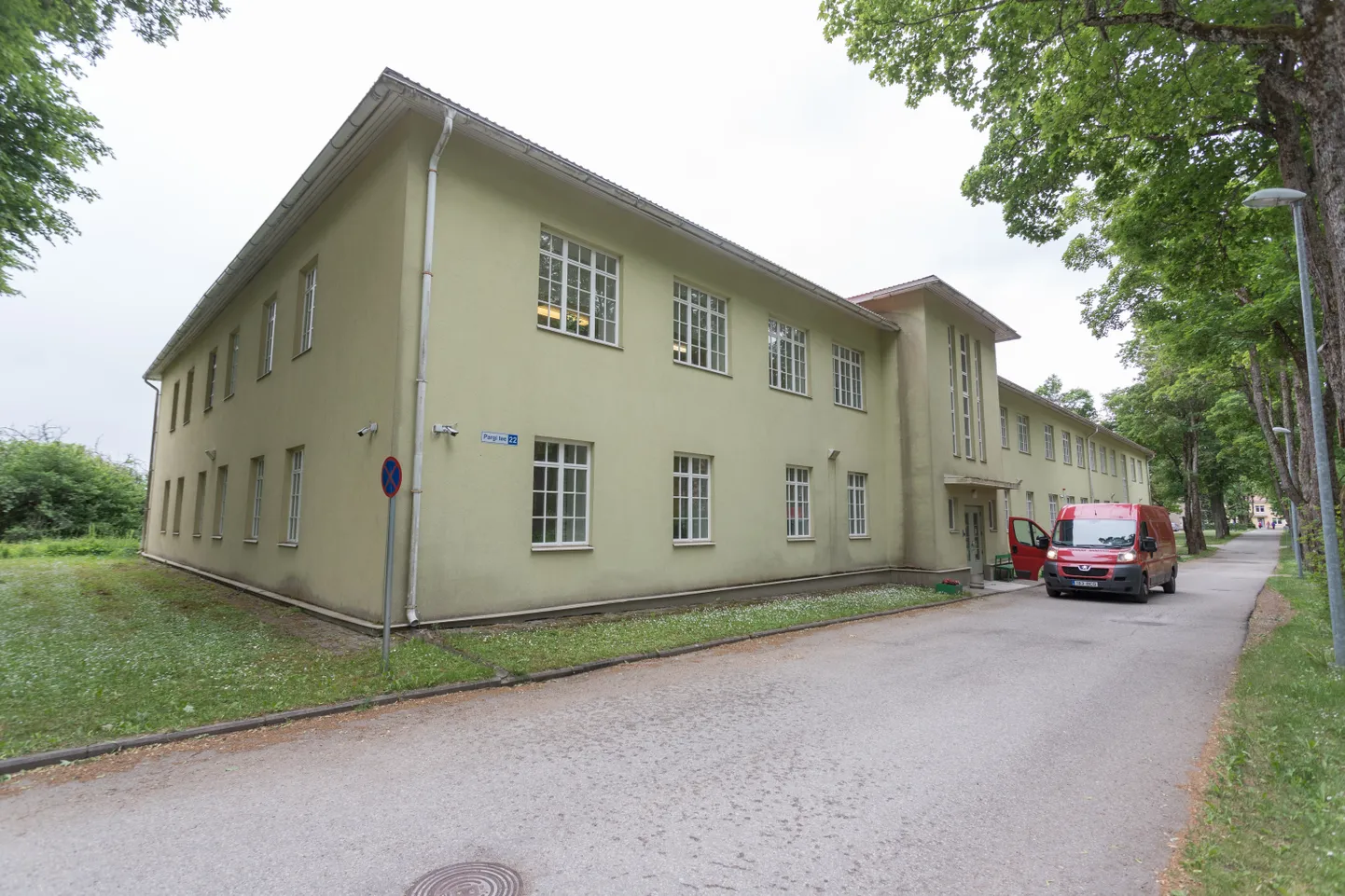 Eesti ainus sundravipatsientide haigla asub selles rohelises majas Jämejalal. Ruumi on seal napilt ning olukorra parandamiseks on majas alustatud ümberehitust. See toob aga ainult pisut leevendust.