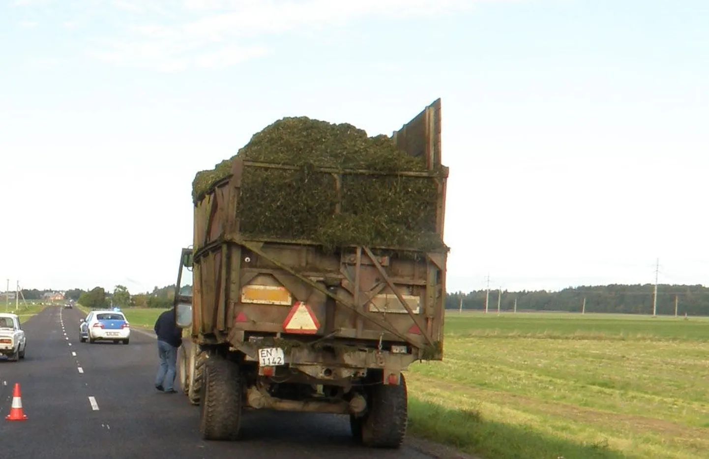 Mootorrattur sõitis otsa rohumassi vedanud traktorile MTZ.
