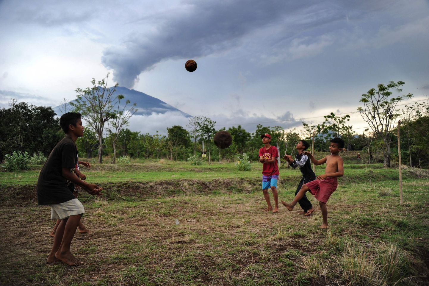 Bali kaks vulkaani pakuvad küll silmailu, kuid kohalikele võivad need tähendada ka korralikku peavalu. Nii näiteks juhtus mullu novembris, kui purskama hakanud Agung turismisektorile kõvasti kahju tegi.