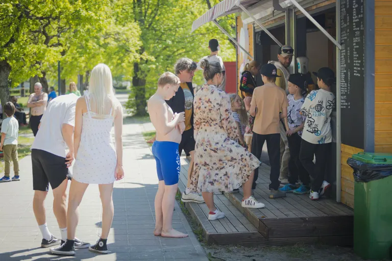 Jäätisekioski juures oli järjekord.