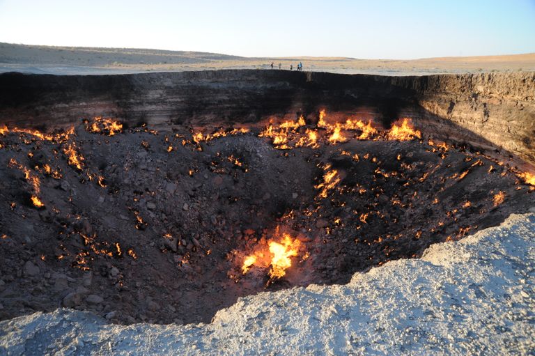 Darvaza kraater keset Karakumi kõrbe. Maagaas hoiab seda „põrguväravat“ jätkuvalt kuumana.