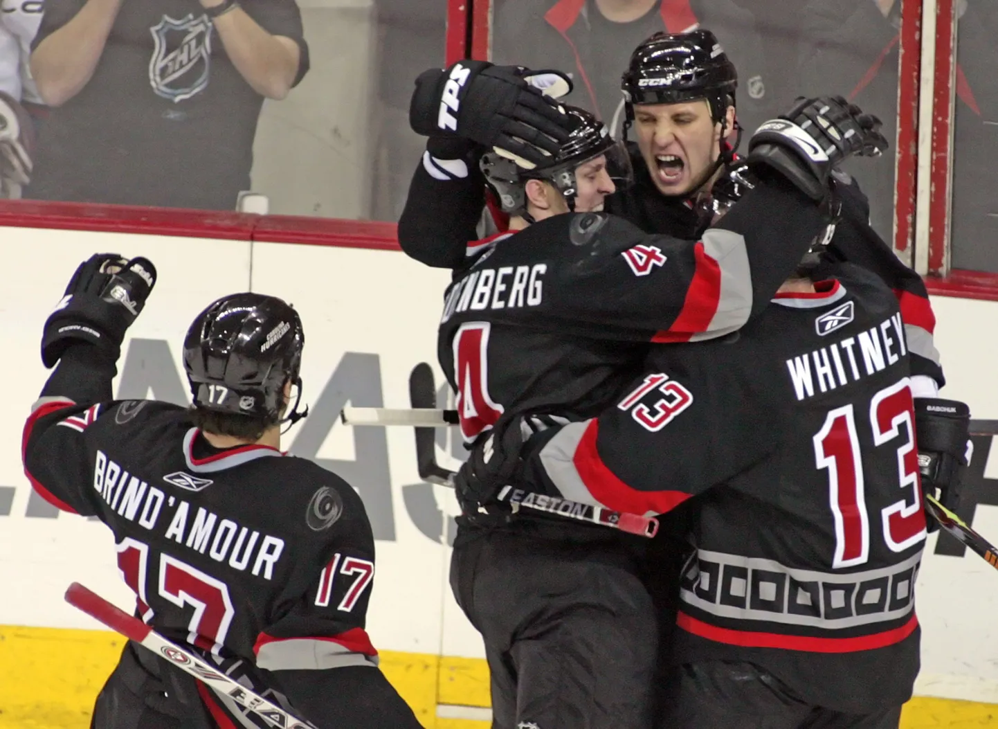 Carolina Hurricanes'i mängijad tähistavad väravat.