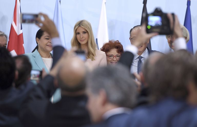 Ivanka Trump (keskel)
