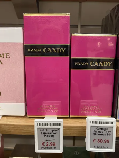 Prada parfüümi all on silt veinipudeli jõulukaunistuse hinnaga - 2,99 eurot.