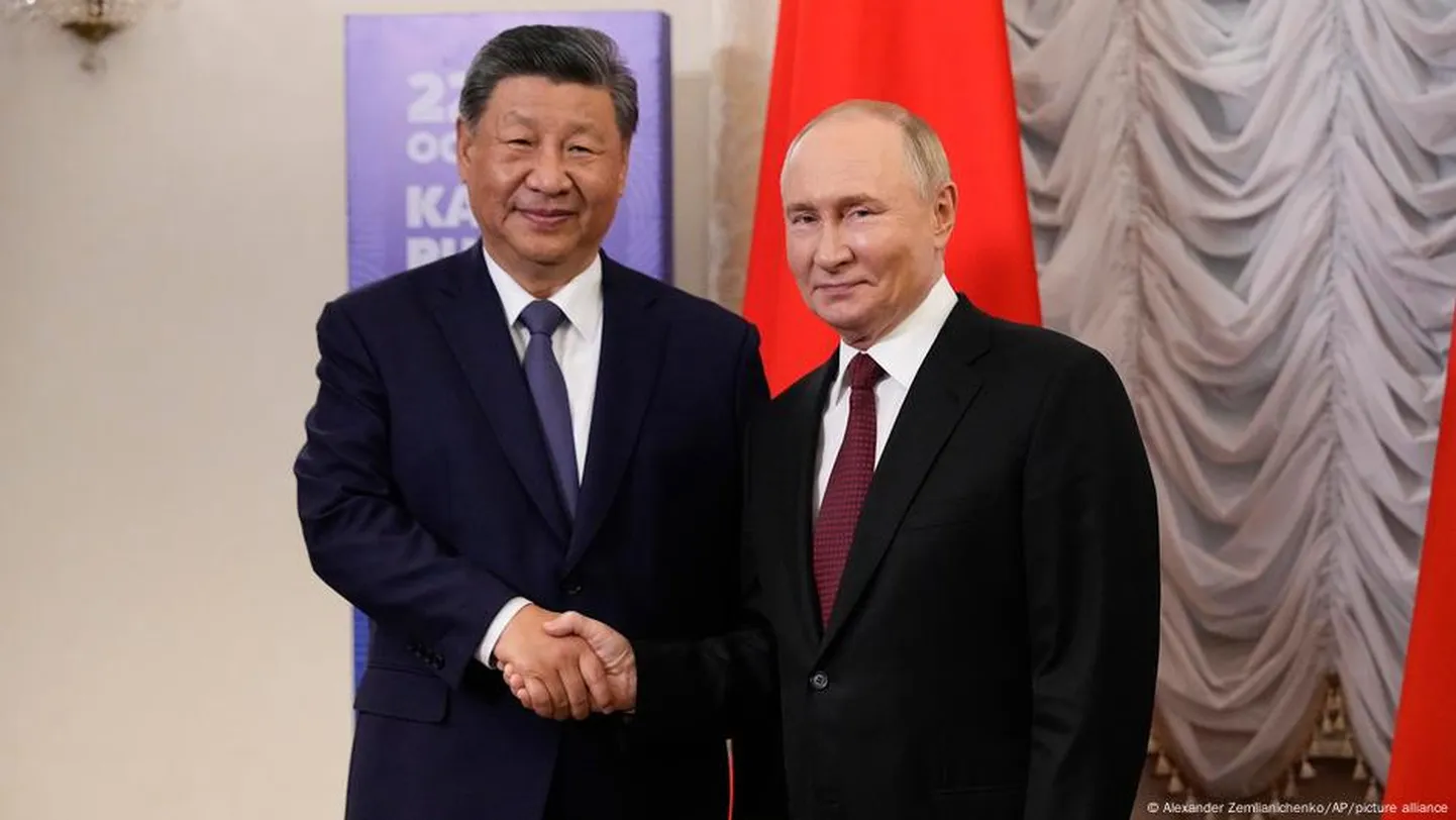 Владимир Путин (справа) и Си Цзиньпин.