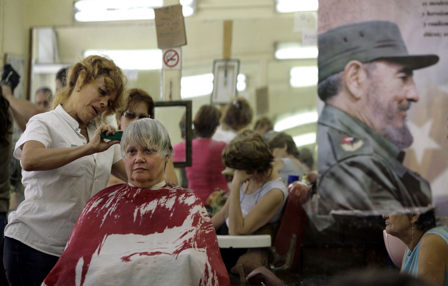Kuuba juuksurisalongis ripub ekspresidenti Fidel Castrot kujutav plakat.