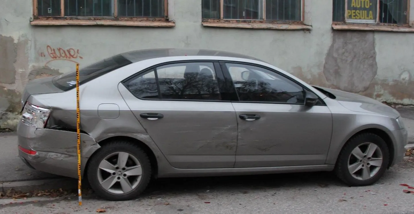 Kes sõitis Pärna tänaval parkitud Škoda lömmi?