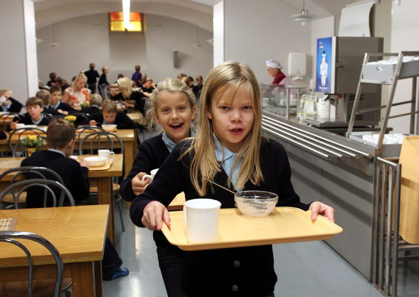 Tallinna reaalkoolis sõid lapsed eile lõunasöögiks juurviljasuppi ja kohupiimakreemi. Ühe lapse lõunasöögile kulub 1,15 eurot, mille tasuvad riik ja linn.