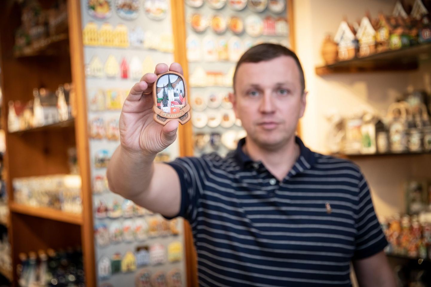 К полудню пятницы в сувернином магазине Александра Ажичакова на улице Пикк продали всего один магнитик за четыре евро. Оборот упал почти на 98 процентов.