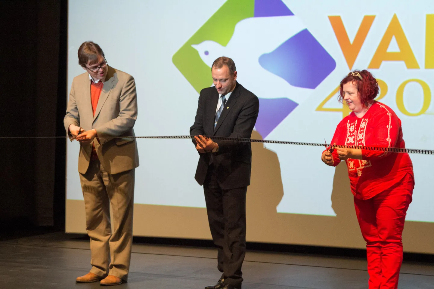 Valga digikino avaüritusel lõikasid ajaloolise filmilindi läbi Tartu Elektriteatri juht Andres Kauts (vasakult), Valga kultuuri- ja huvialakeskuse direktor Ülle Juht ja Valga linnapea Kalev Härk, misjärel linnapea vajutas arvutist kino tööle ja kuulutas digikino hooaja avatuks.