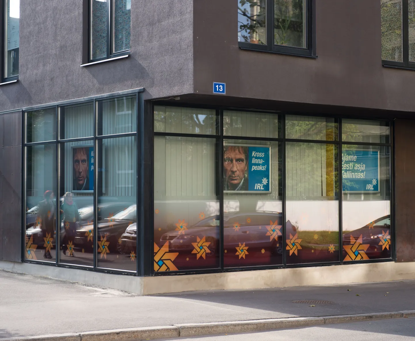 Erik-Niiles Krossi valimisreklaam poliitilise välireklaami keelu ajal Paldiski maanteel IRLi kontori akendel.