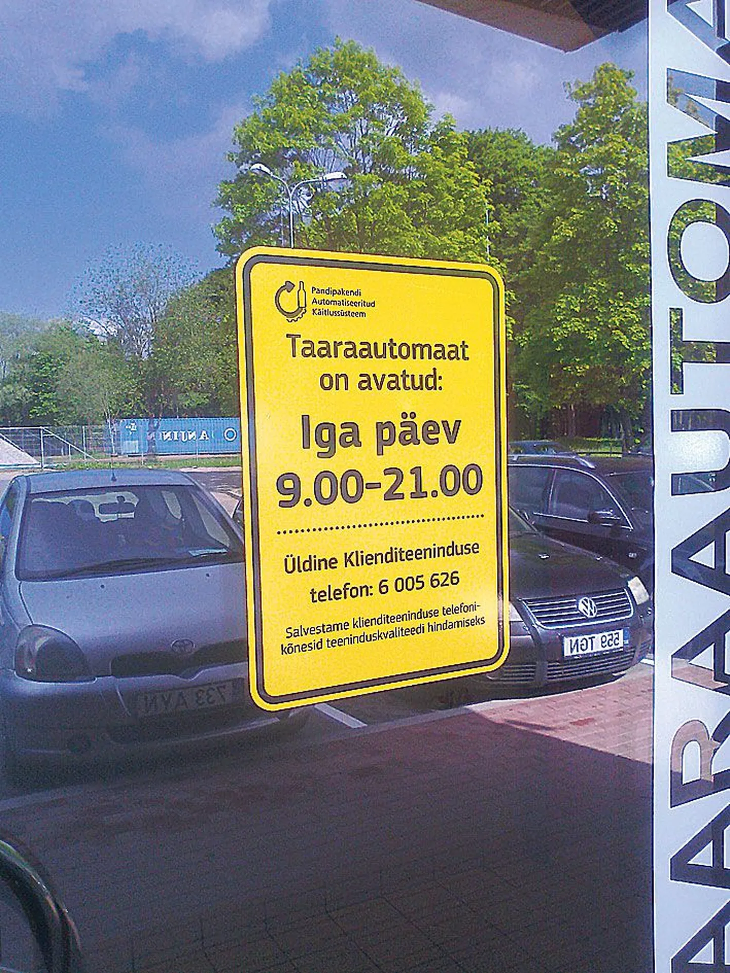 Silt Tartu Narva maantee Maxi­ma taarapunkti uksel.