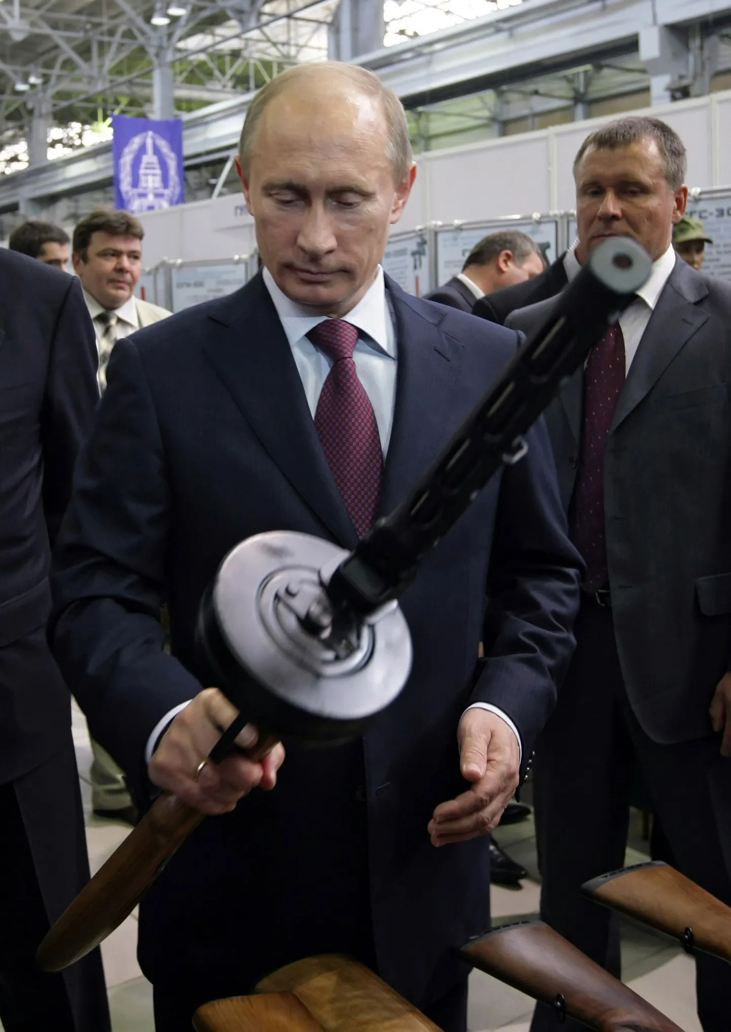 Vladimir Putin 2010. aastal  Ižmaši relvatehases.