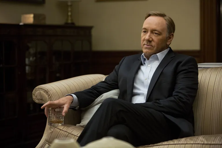 Kaader seriaalist «Kaardimaja», pildil Kevin Spacey