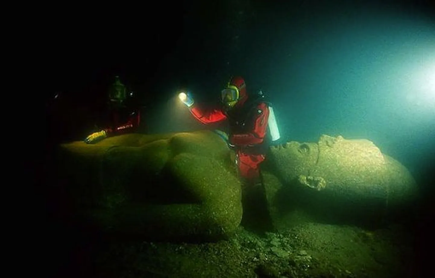 Sukelduja Heracleioni kuju juures