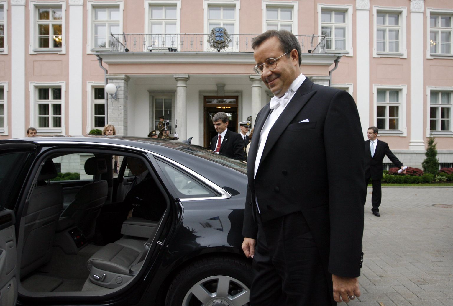 President Toomas Hendrik Ilves presidendi residentsi ees Kadriorus.