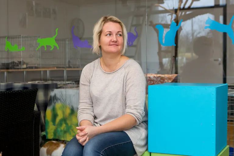 Nurrunurga töötaja Anu aitab loomadel silma peal hoida.