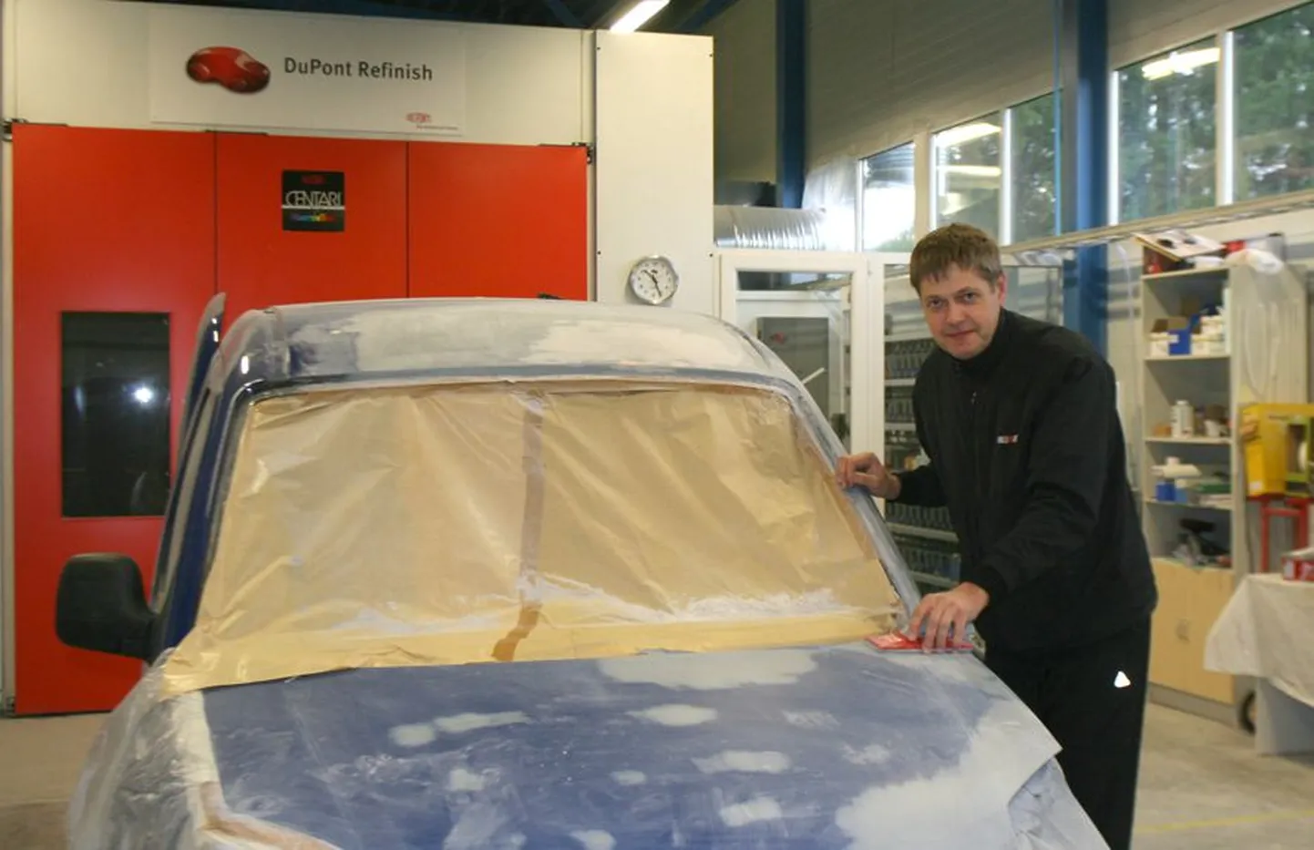 Osaühingu TS-Motorsport juhataja Tarmo Savisaar valmistab autot ette värvimiseks.
