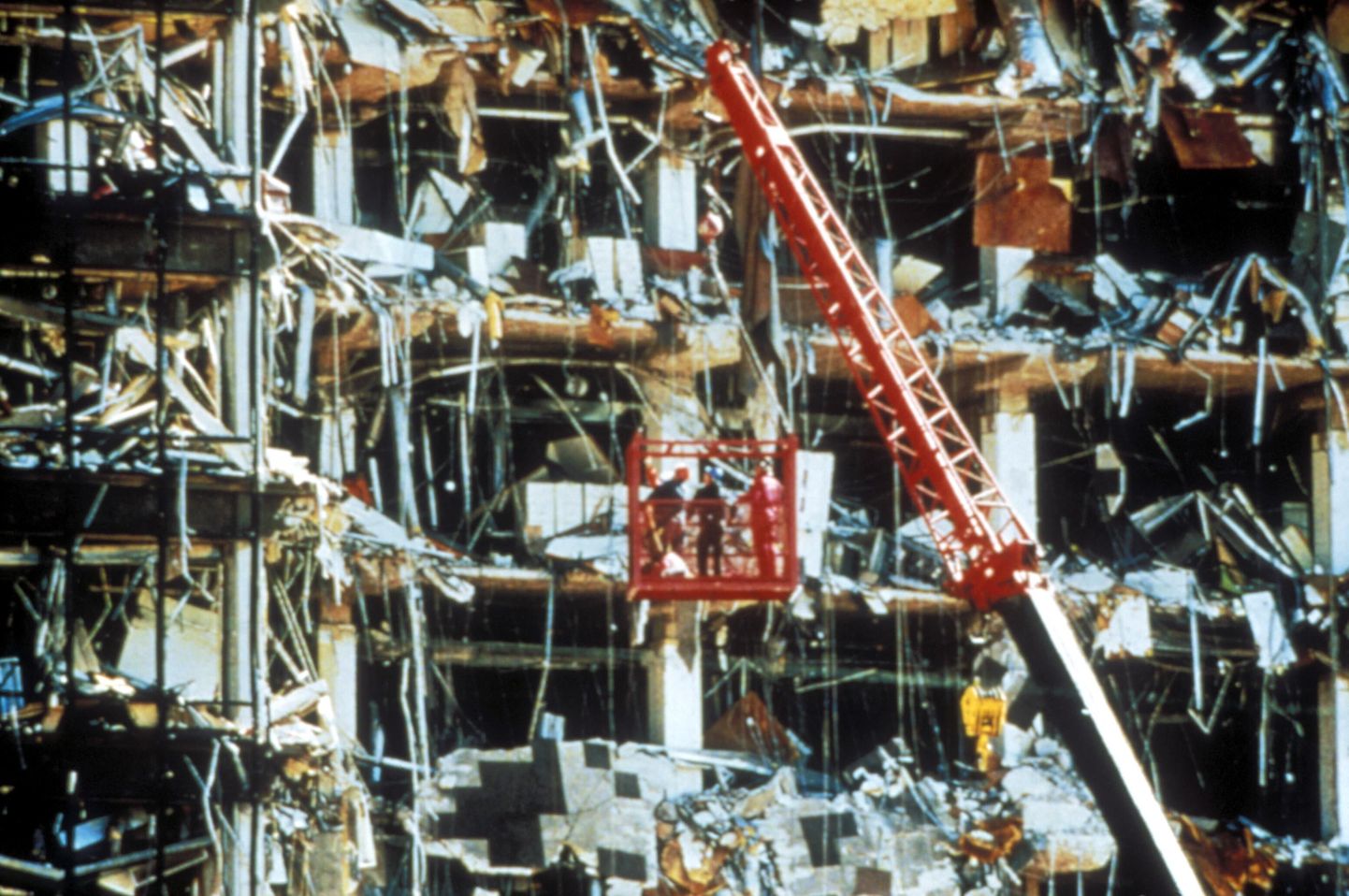 19. aprillil 1995. aastal korraldasid USA valitsusvastased äärmuslased Oklahoma Citys pommirünnaku, milles hukkus 168 inimest.
