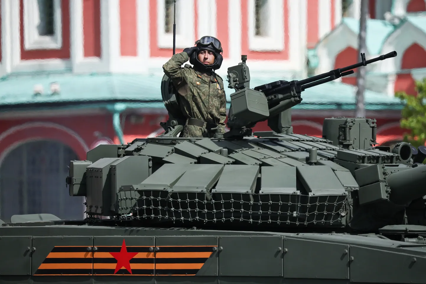 Vene sõdur tankiga 9. mai paraadil Moskvas. Foto on illustratiivne.