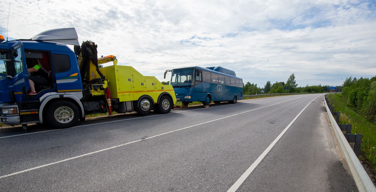 Täna pärastlõunal tuli Gobus reisibussil Tartu-Räpina maantee 13. kilomeetril teekond tosoolilekke tõttu katki jätta. Lühikese peatuse tulemusel jätkus reis asendusbussiga.