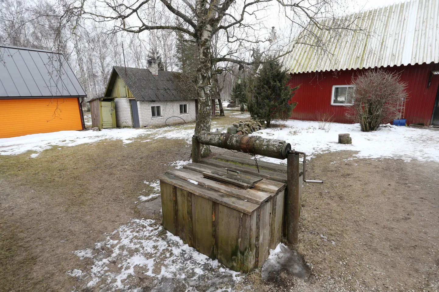 Ülenurmel Vahtra tänava vanal kaevul on kaas peal juba ammu. Kui perenaine Kersti Kattai kuulis, et päästjad soovitavad kaevukaaned kihelkonna värvidesse värvida, kiitis ta mõtte heaks.