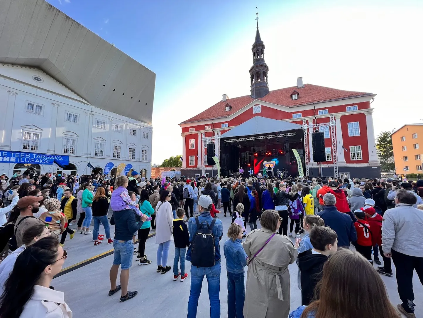 Narva linnapäevade keskuseks on sel aastal raekoja plats, mis on ka laupäeval toimuva Narva linnajooksu võistluskeskuseks.