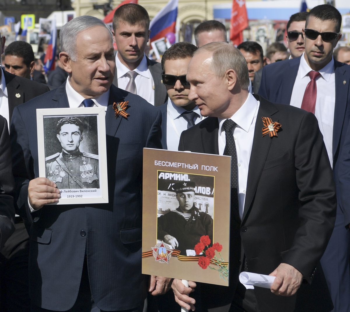 Беньямин Нетаньяху участвует в шествии "Бессмертного полка" вместе с Владимиром Путиным, Москва, 9 мая 2018 года.