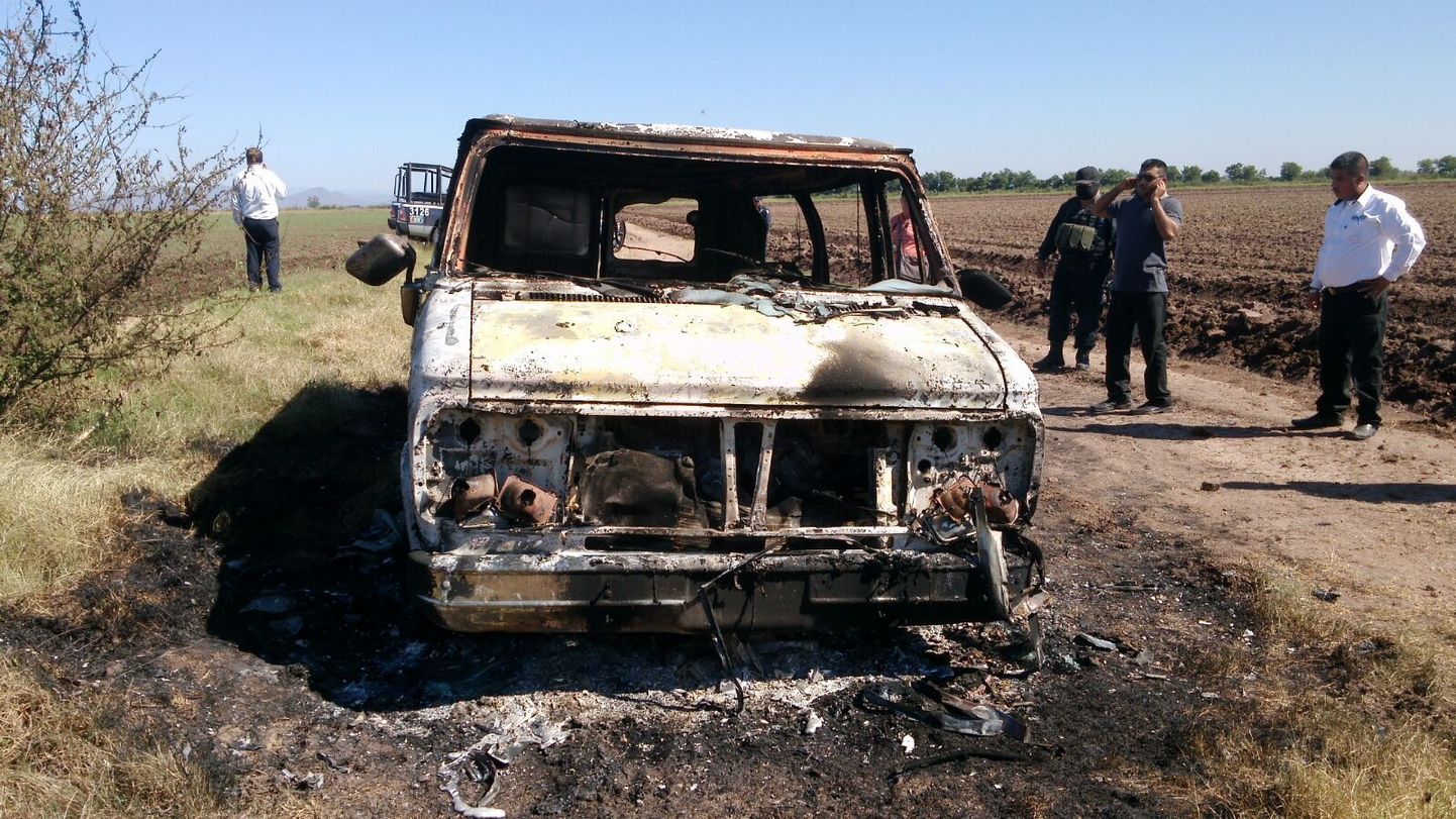 Mehhiko võimud uurivad põlenud sõidukit.