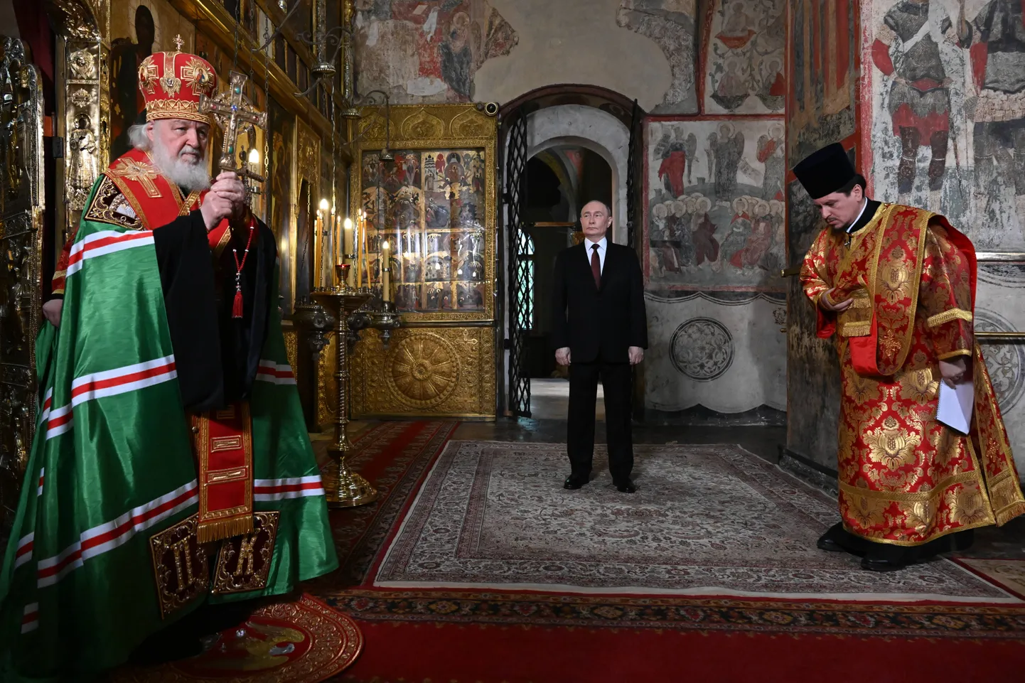 Путин на приватной церковной службе, которую патриарх РПЦ МП Кирилл провел после инаугуации 7 мая 2024 года, пожелав диктатору править пожизненно.