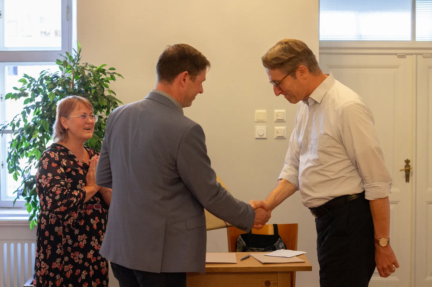 Mängu käis muuseumile üle andmas Oswald Hartge lapselaps Alexander Hartge (paremal), lauamängu võttis vastu Tartu linnaajaloo muuseumide direktori Risto Lehiste.