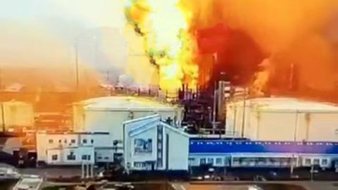 Video ⟩ Baltijas jūras ostā pēc Ukrainas dronu uzbrukuma aizdedzies “Novatek” terminālis