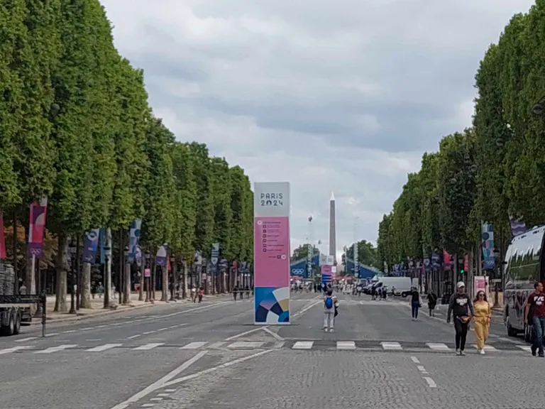 Autodevaba Champs-Élysées. Selja taha jääb triumfikaar, eespool paistab Concorde'i väljak.