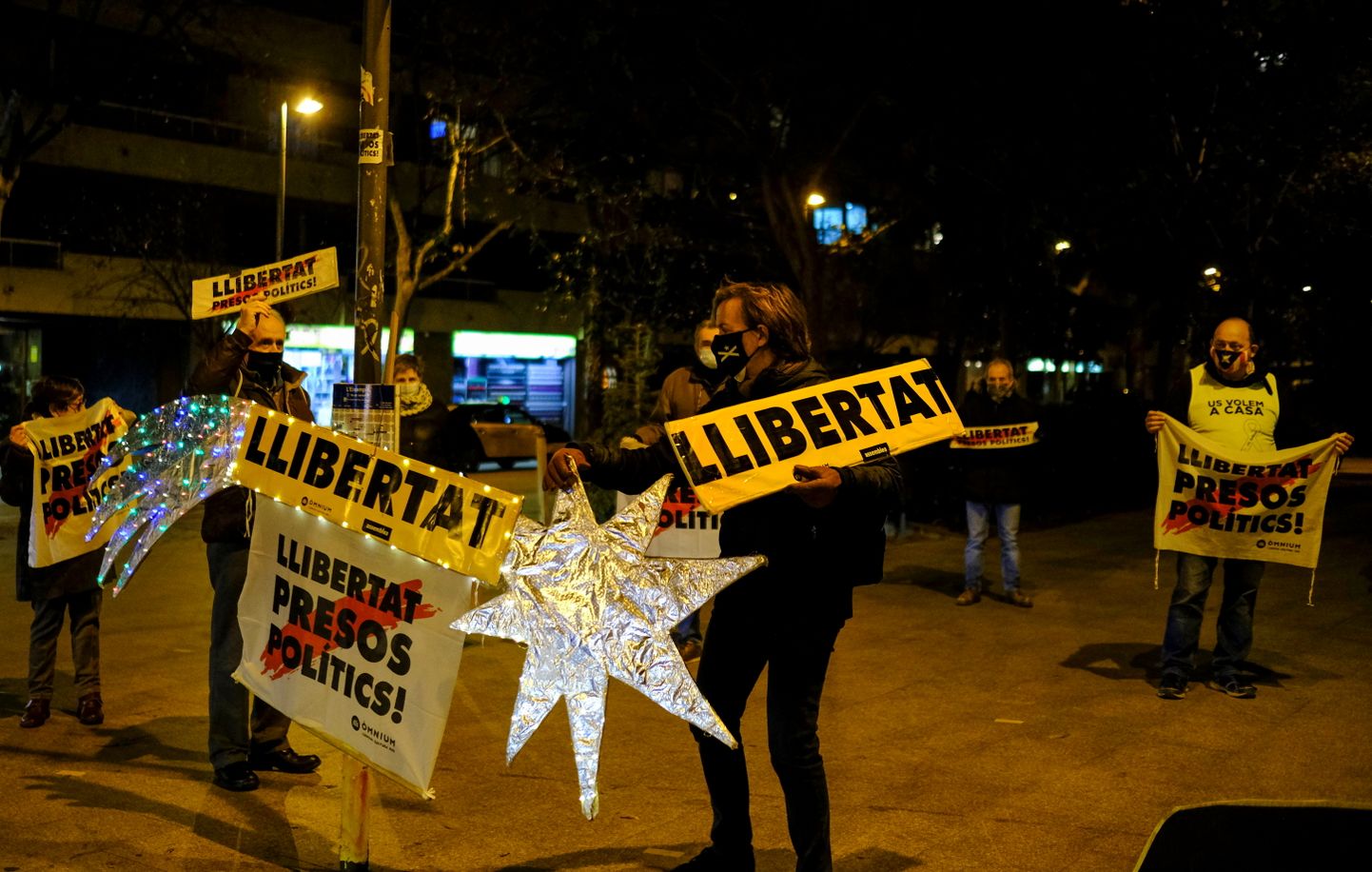 Katalonijas neatkarības atbalstītāji protestē pret lēmumu atlikt reģionālās vēlēšanas