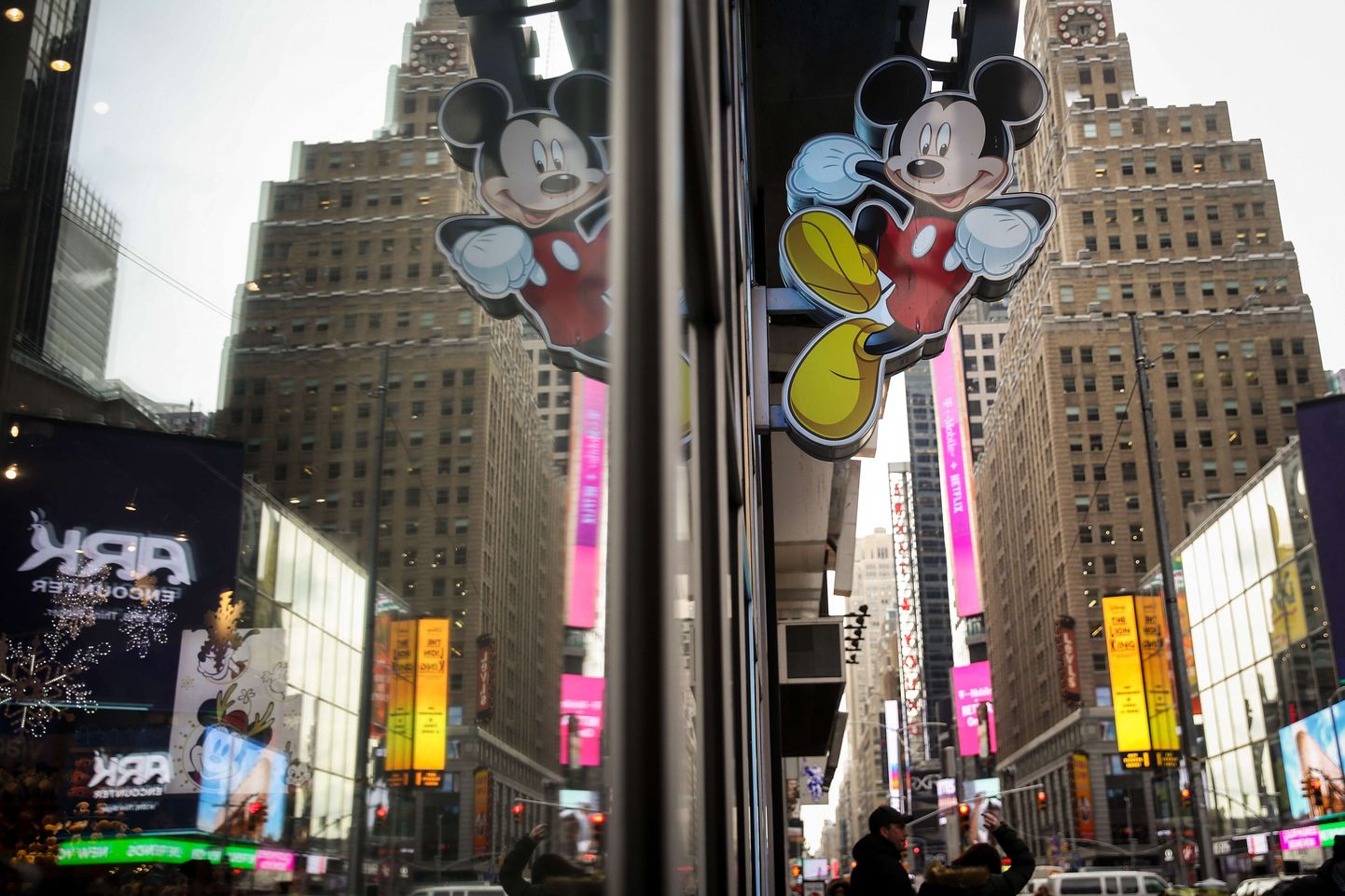 Walt Disney ametlik maskot Miki hiir meelelahutuskompanii poes küljes New Yorgis.