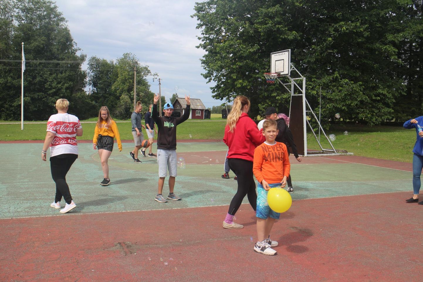 Rakvere avatud noortekeskuse suvelaagris paeluvad noori kõik tegevused, muu hulgas korvpall.