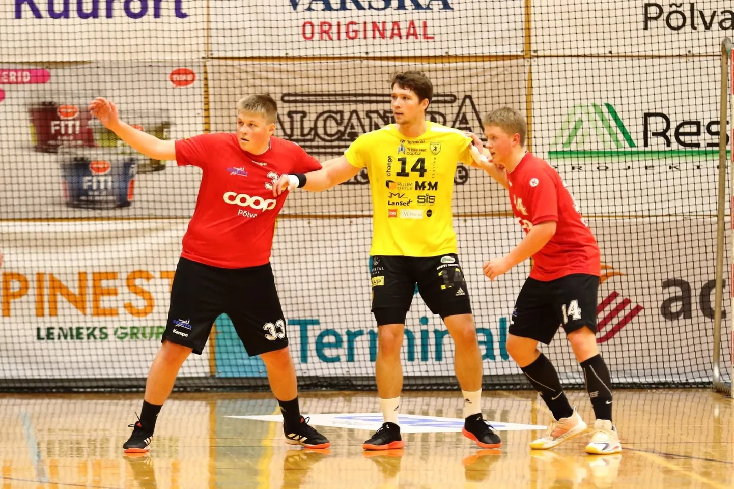 Ukrainlane Igor Skiba (keskel) oli HC Tallinna ridades tähtis lüli kaitseliinis ning viskas Põlva Coopi võrku ka üheksa väravat.