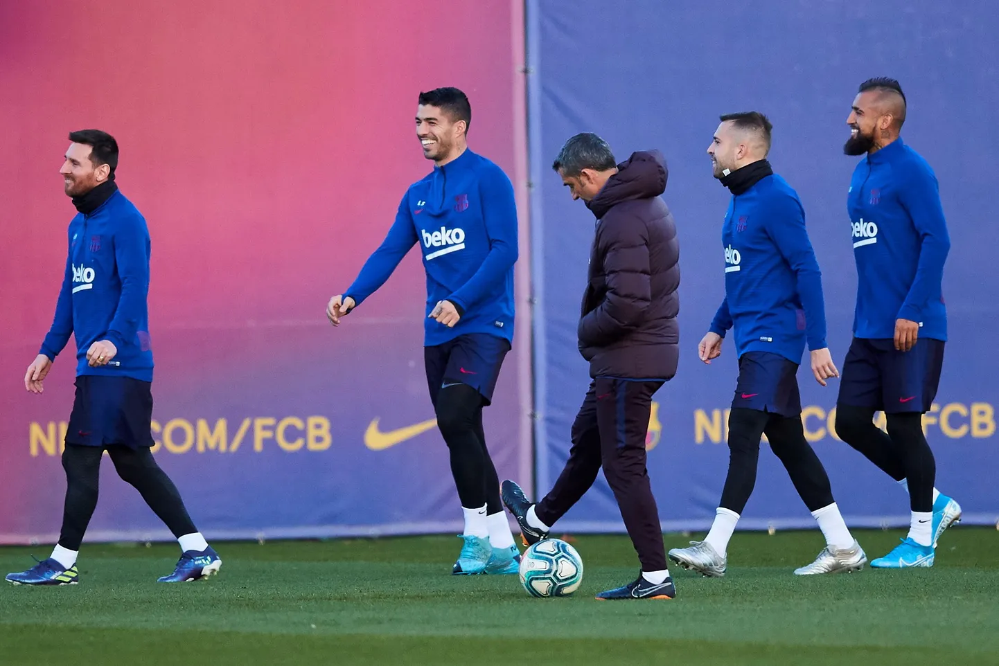 Barcelona mängijad vasakult paremale: Lionel Messi, Luis Suarez, Ernesto Valverde,  Jordi Alba ja Arturo Vidal