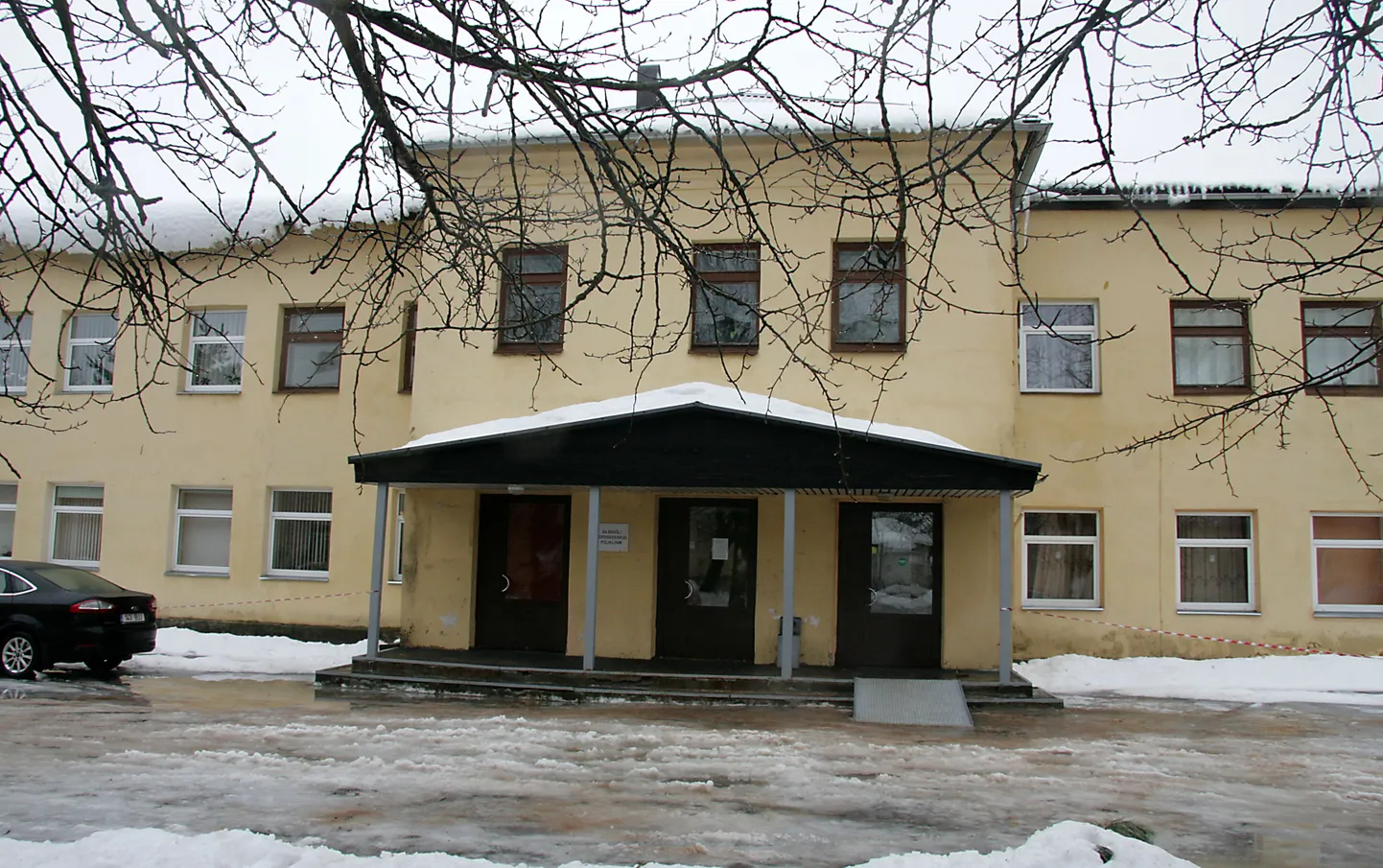 Кивиылиский центр здоровья приведут в порядок в полном объеме: здание утеплят снаружи, построят новую парковку, а свободные площади на первом этаже займет аптека.