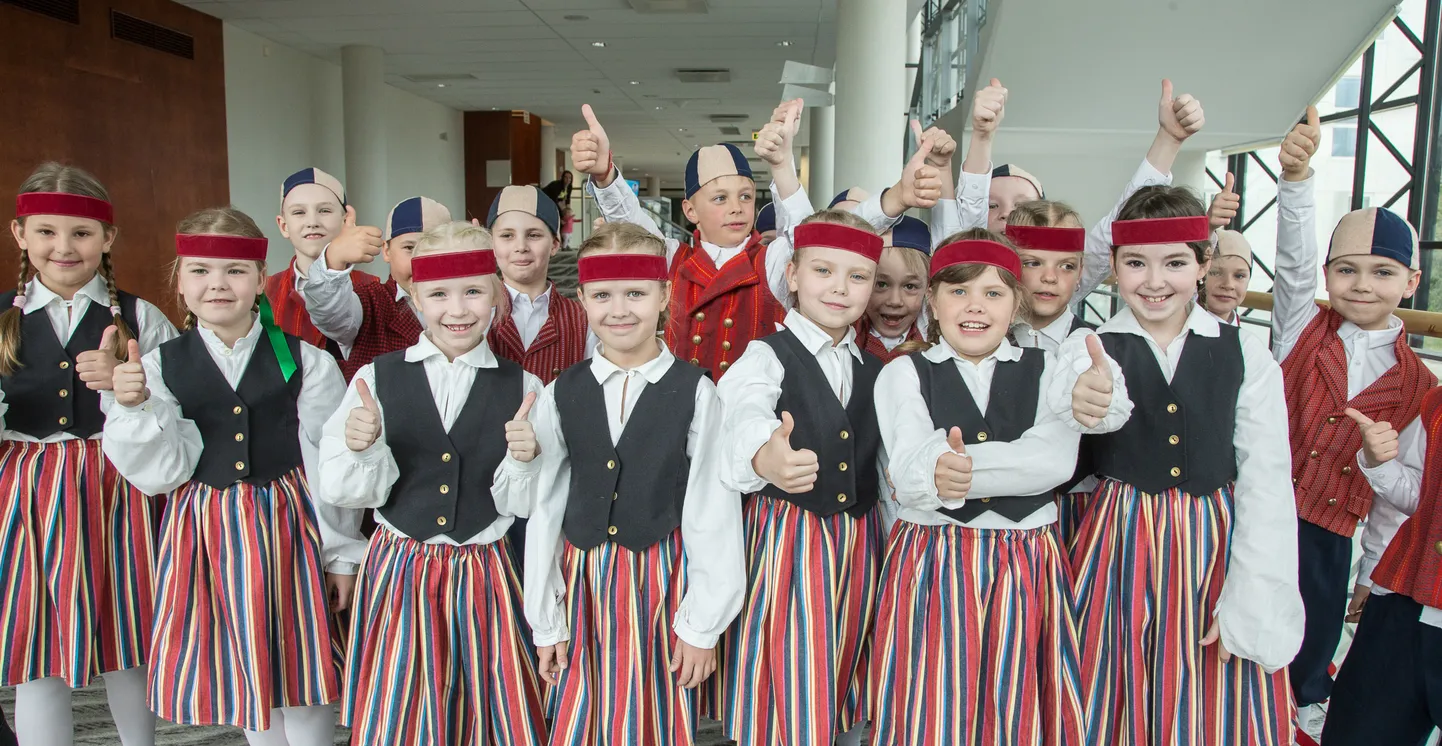 Juubeliüritused juhatas eile õhtul sisse kooli traditsiooniline laulu- ja tantsupidu. Tänase päeva peategelasteks on vilistlased.