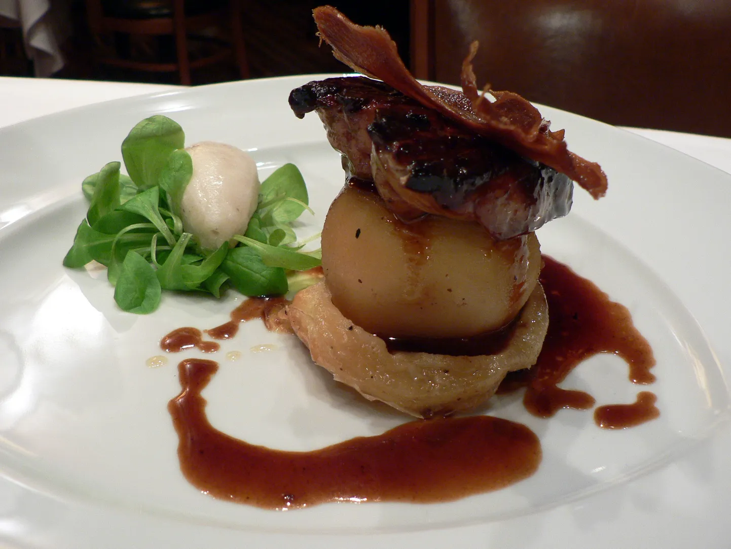 Foie gras’st valmistatud roog. Midagi sarnast serveeriti ka Airbusi töötajatele õhtusöögil, mis lõppes sadadele inimestele oksendamise ja kõhulahtisusega.