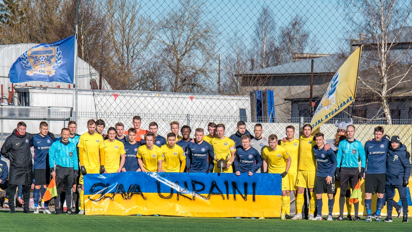 Архивное фото. Игроки Narva Trans и FC Kuressaare перед началом встречи сделали групповой снимок с плакатом в цветах украинского флага и с надписью "Slava Ukraini".