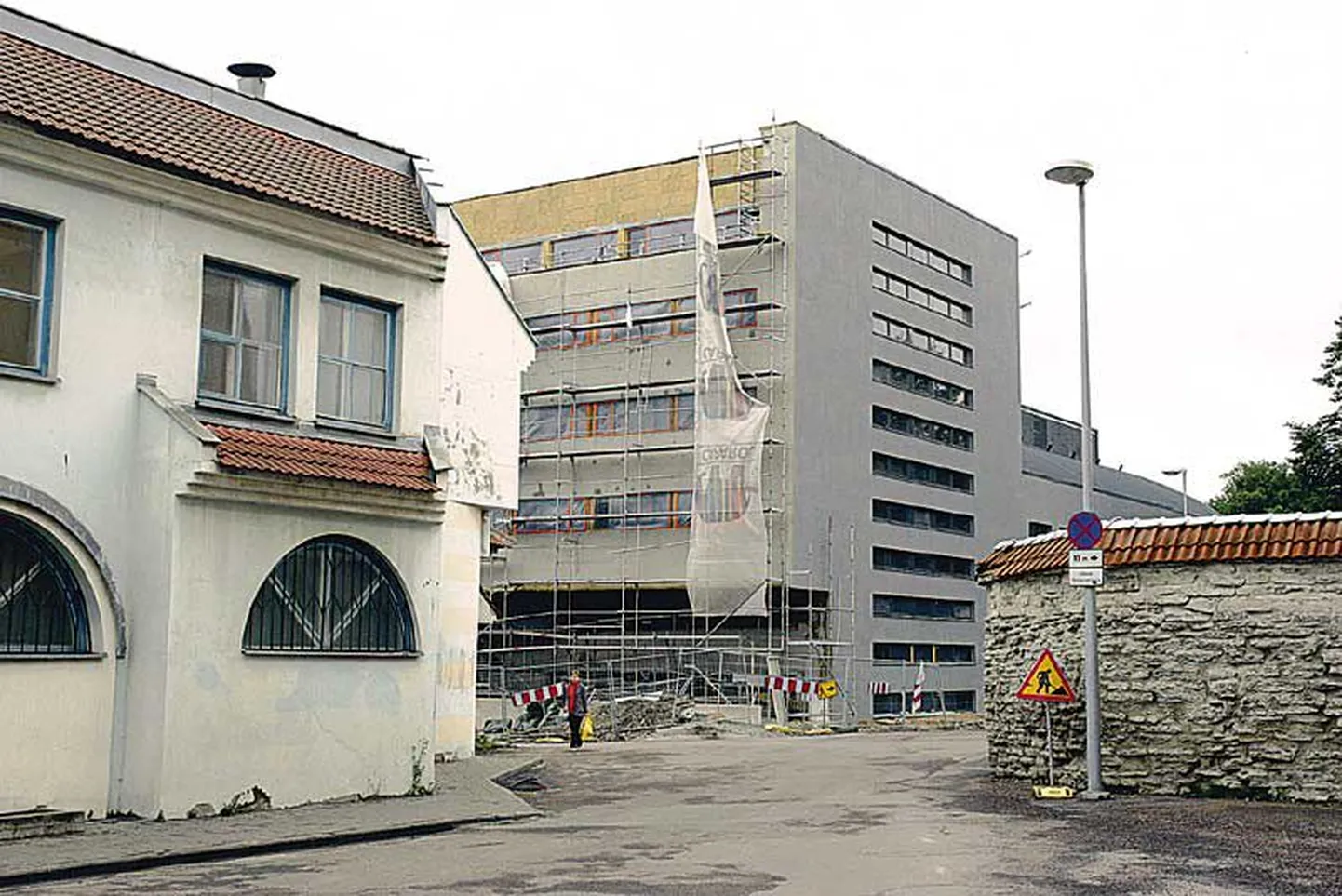 Vanalinna ümbritsevate parkide pärg kahaneb aina: Kalevi ujula juurdeehitis, lahmakas hotell, haarab osa Kanutiaiast.