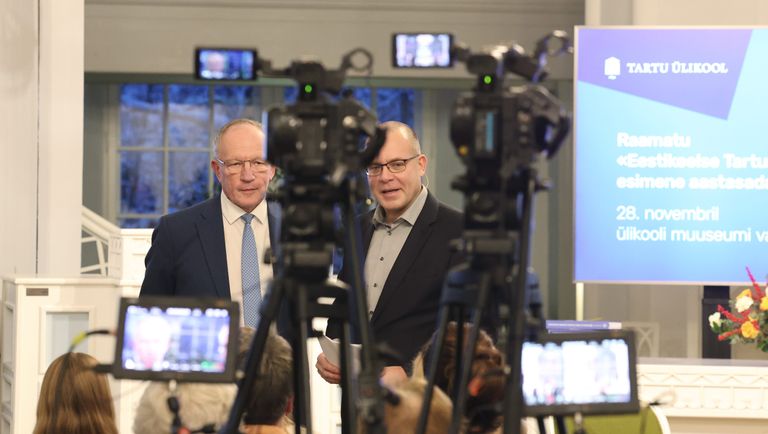 Rektor Toomas Asser ja raamatu autor Erki Tammiksaar esitluse ajal kaamerate ees.